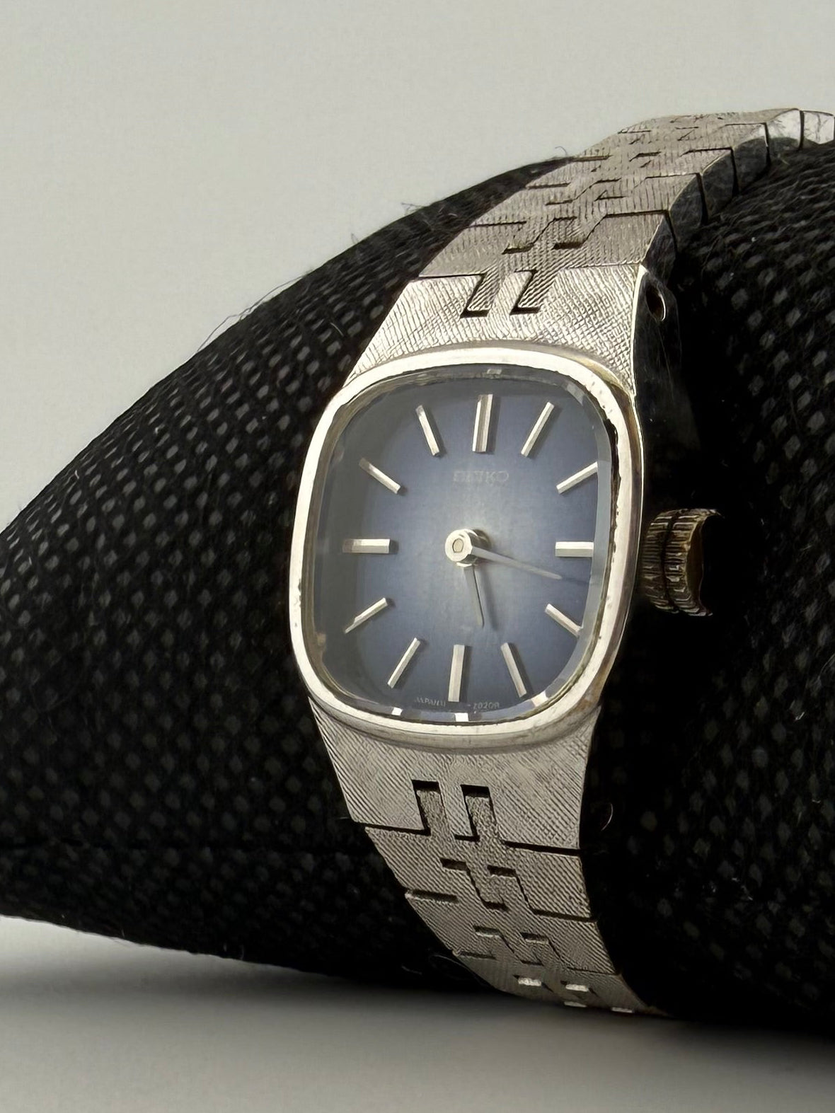 Vintage Seiko 11-3949 ladies' mechanical watch, Blue Sunburst Dial