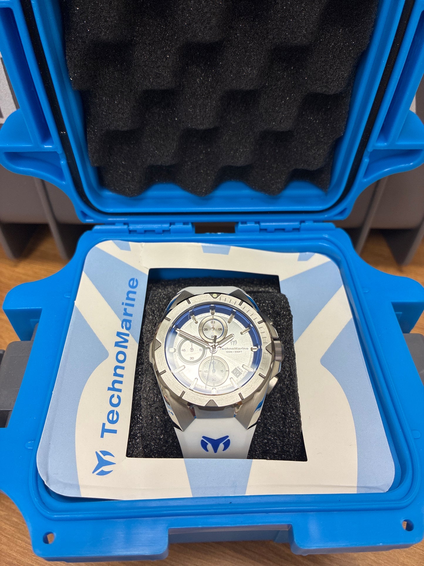 TechnoMarine Ocean Victory Men's Watch - 41.3mm, White with dive box ￼