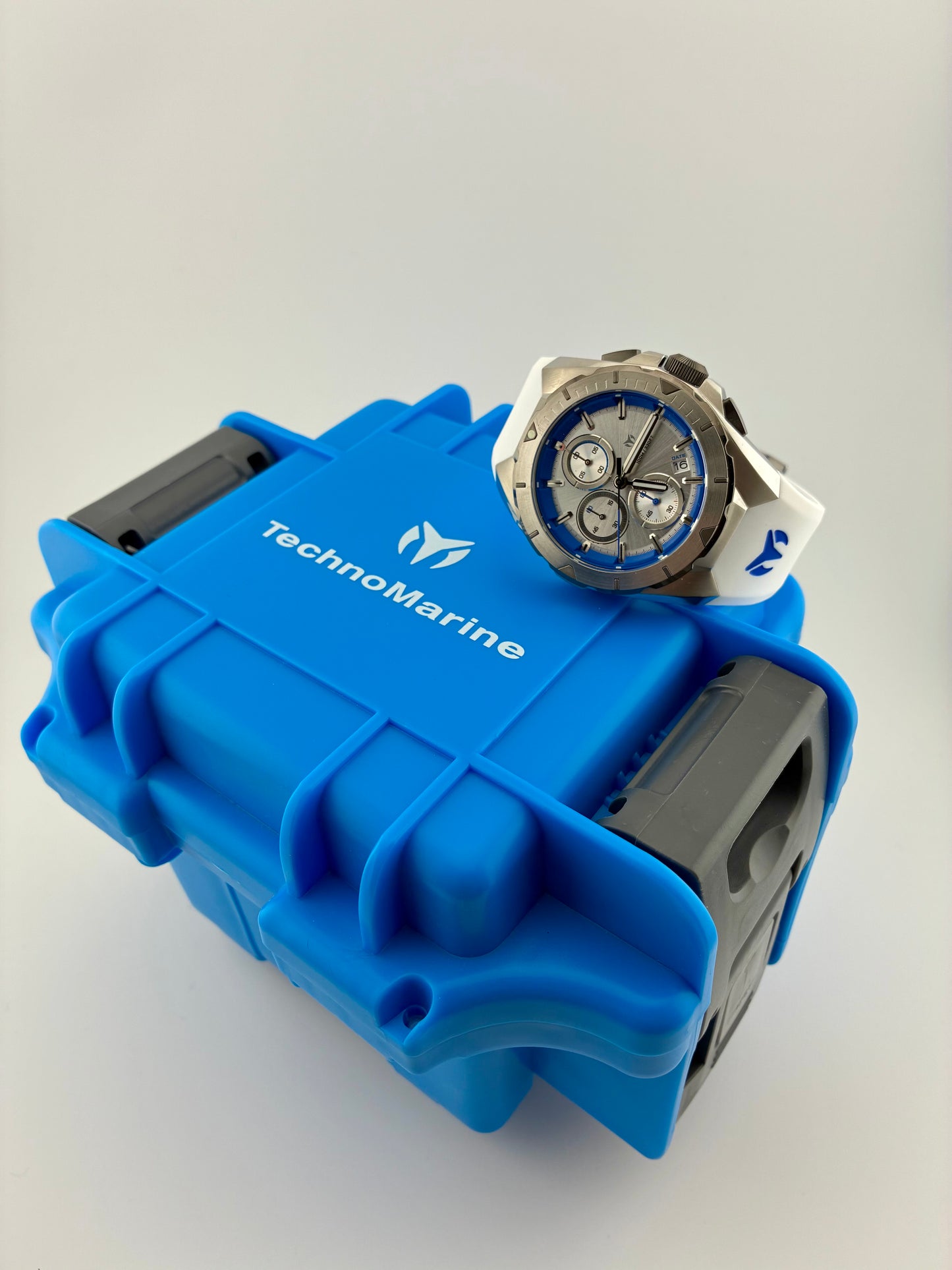 TechnoMarine Ocean Victory Men's Watch - 41.3mm, White with dive box ￼